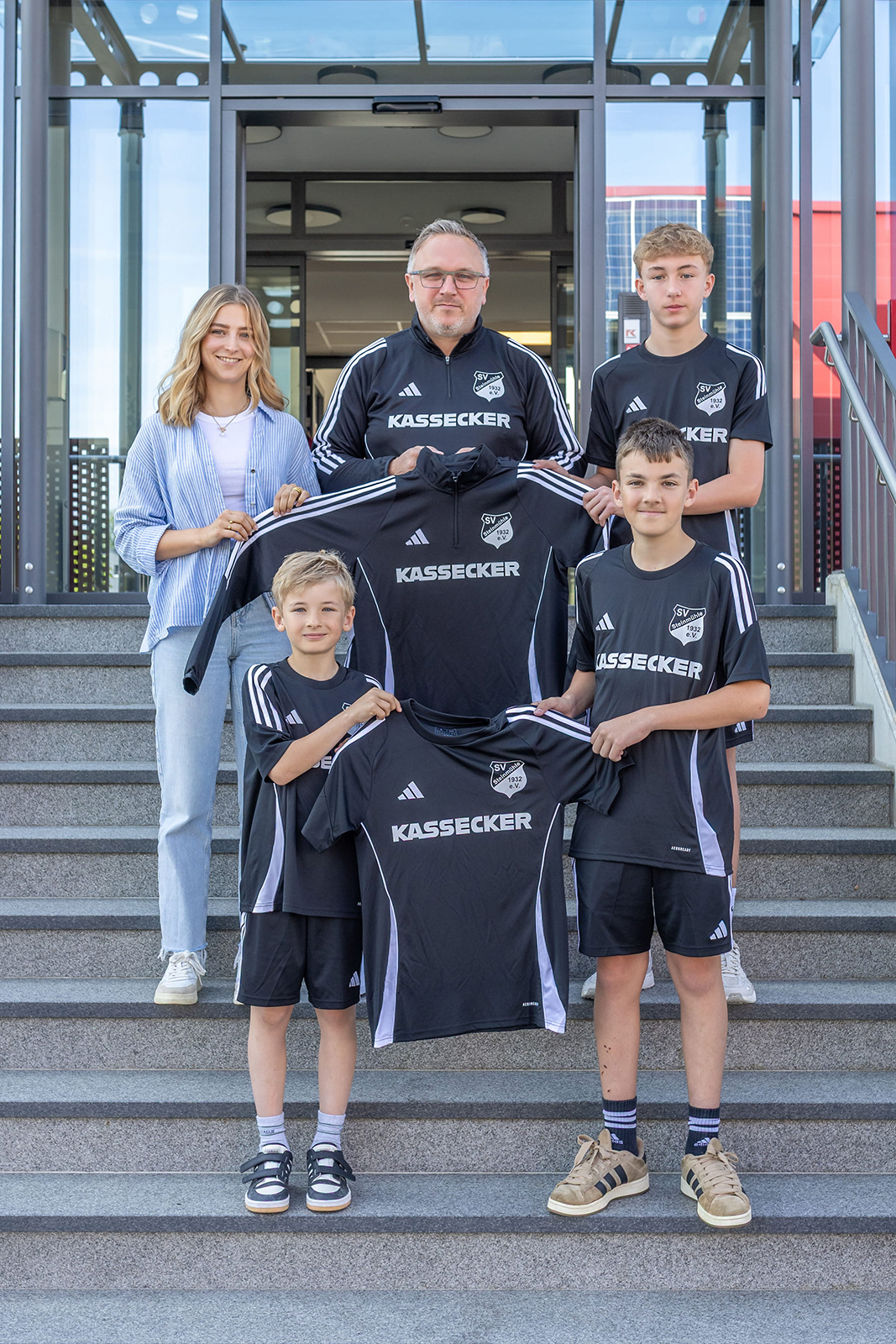 Neue Trainingsshirts für die A-, C- und D-Junioren